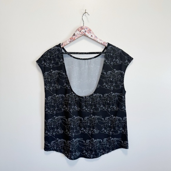 OISELLE Black & White Running Cap Sleeve Scoop Back Top Tee Shirt Women’s 4 - Picture 7 of 7